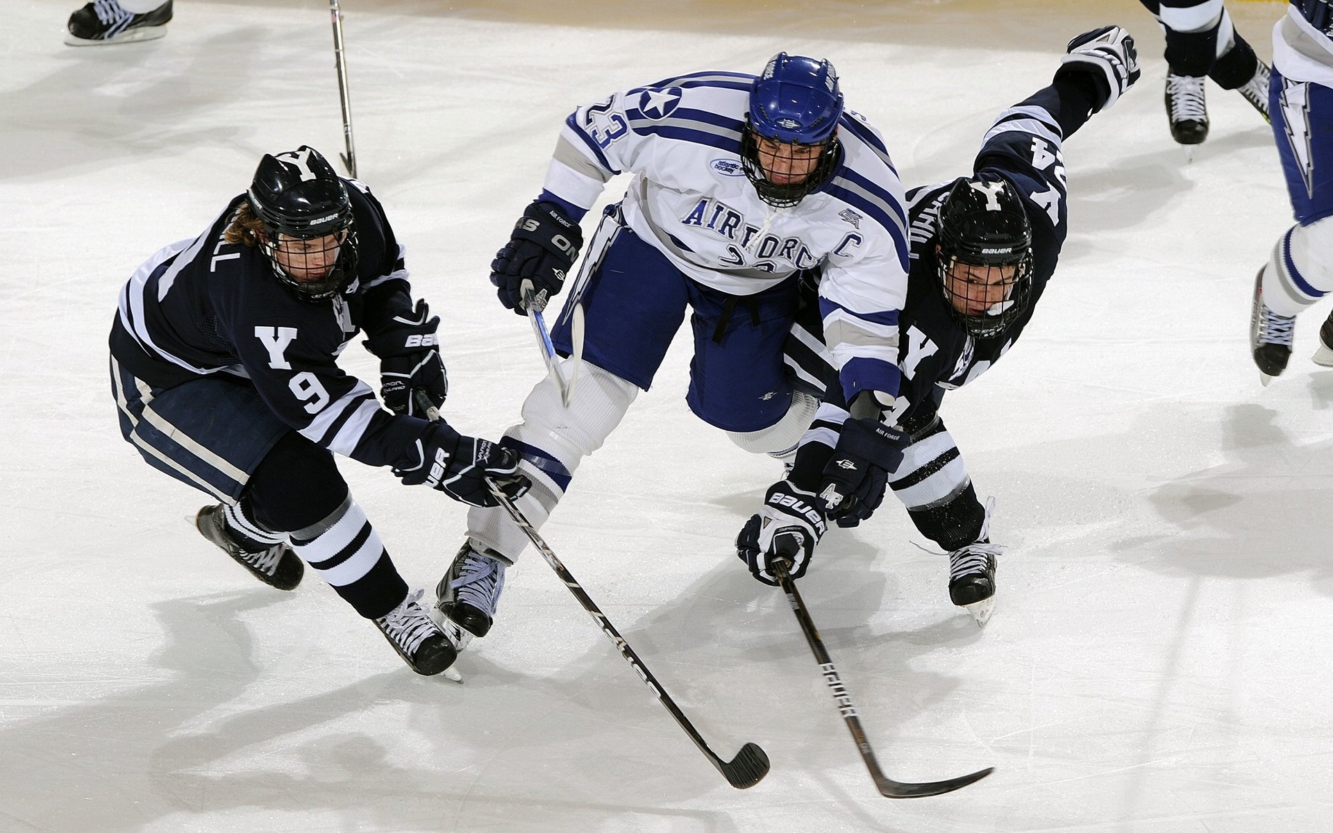 阿尔克马尔前锋范格利斯·帕夫利迪斯与德容并列最佳射手。,范德格里夫特